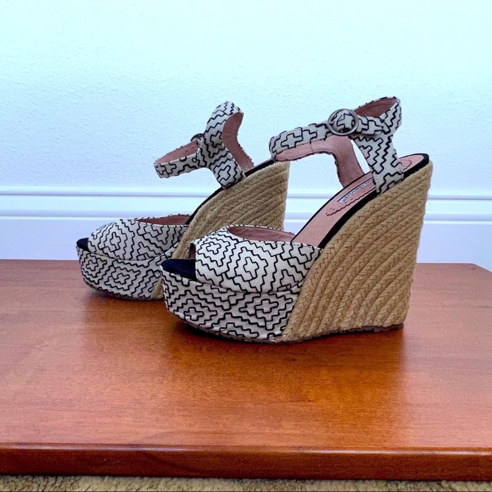 Charles David Wedge size 8